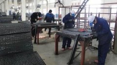 工人们正在进行钢格板的加工制作